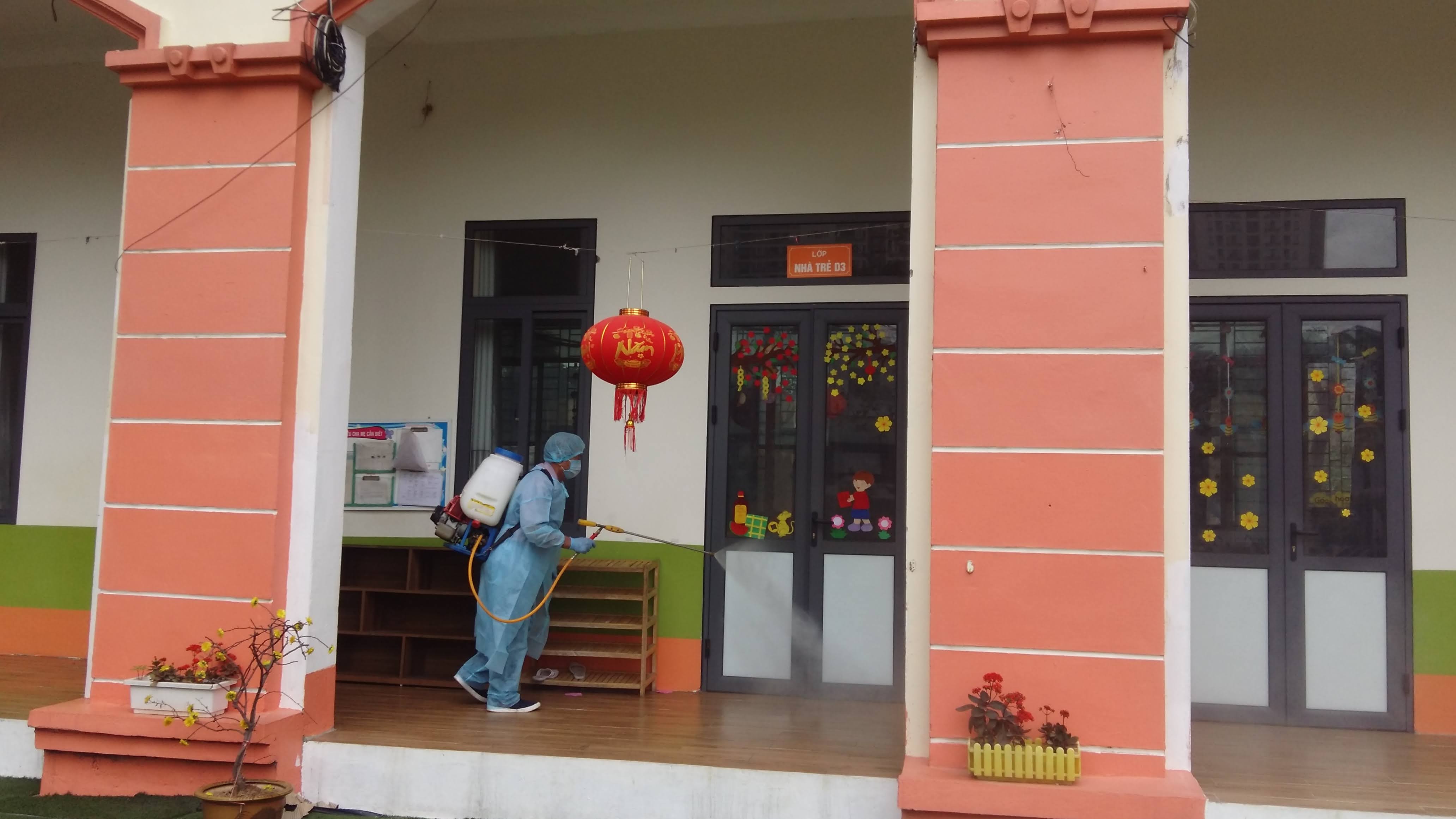 Phun khử trùng lần 5 khuôn viên trường